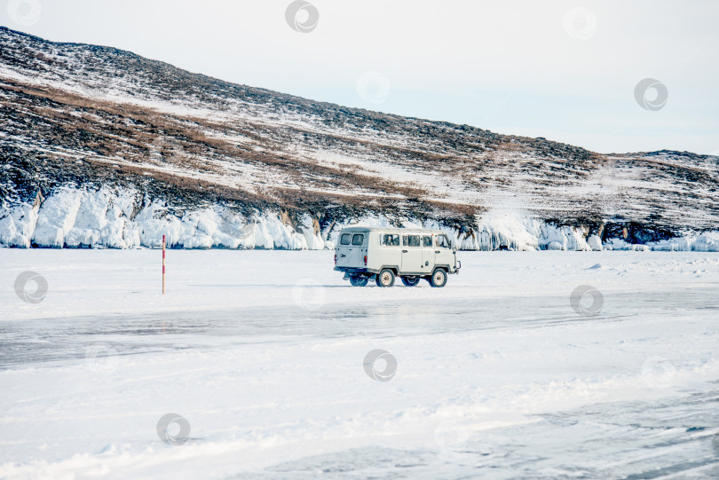 Скачать Автомобиль с туристами едет по проселочной дороге среди гор фотосток Ozero