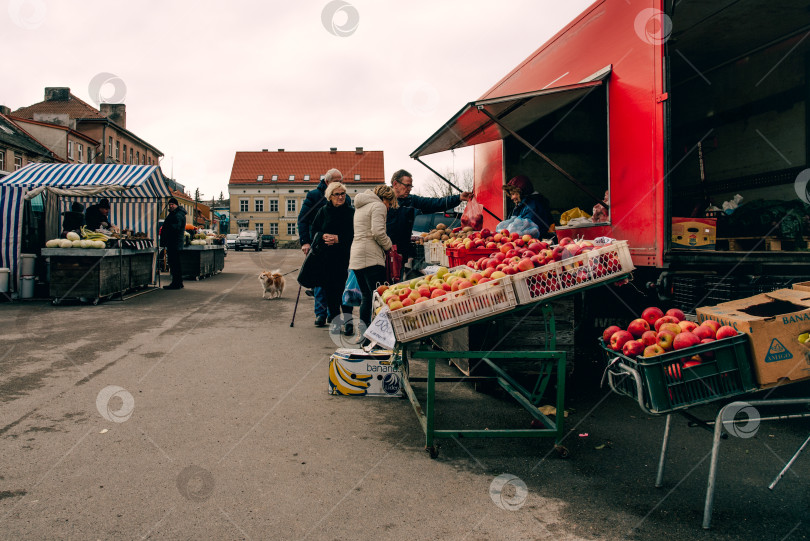 Скачать На европейском рынке продаются традиционные продукты питания, овощи в коробках в магазине фотосток Ozero