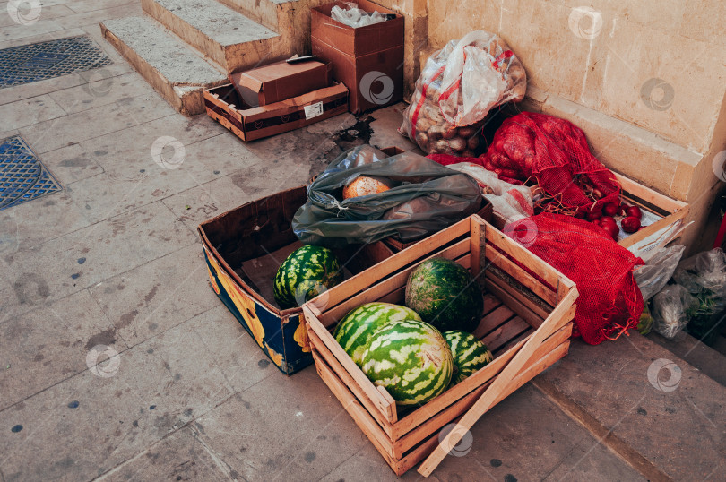Скачать На Восточном рынке продаются традиционные продукты питания, овощи в коробках в магазине фотосток Ozero