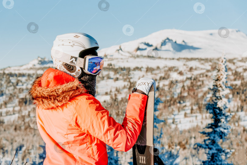 Скачать Шерегеш, Россия, 4 января 2021 года, горнолыжный курорт Snowboarder stand front mountains фотосток Ozero