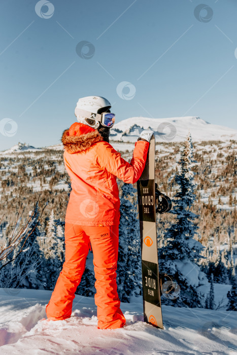 Скачать Шерегеш, Россия, 4 января 2021 года, горнолыжный курорт Snowboarder stand front mountains фотосток Ozero