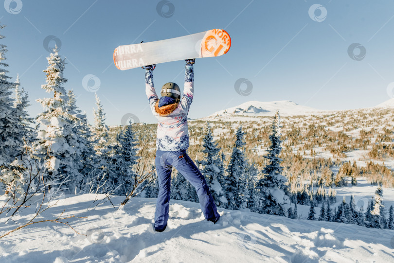 Скачать Шерегеш, Россия, 4 января 2021 года, горнолыжный курорт Snowboarder stand front mountains фотосток Ozero