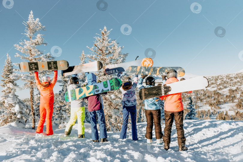 Скачать Шерегеш, Россия, 4 января 2021 года, горнолыжный курорт Snowboarder stand front mountains фотосток Ozero