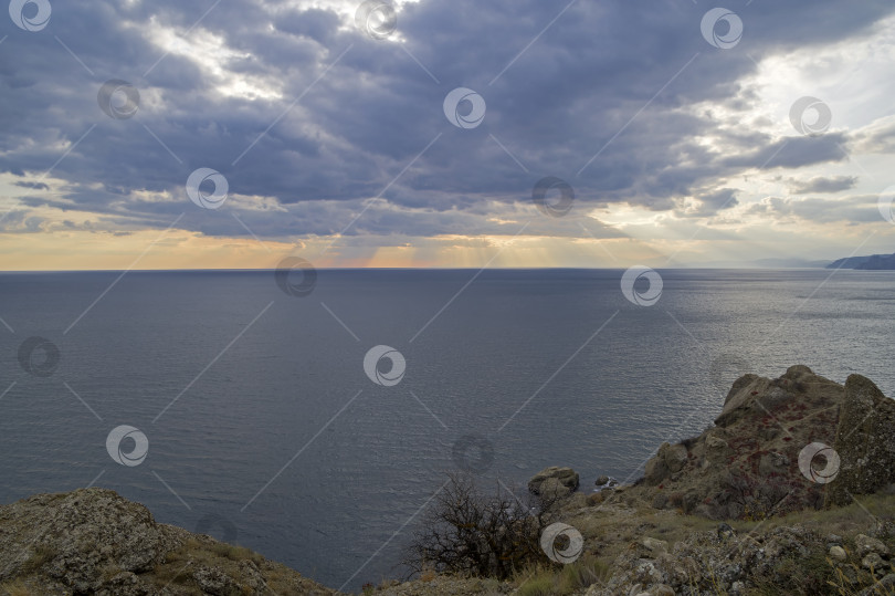 Скачать Лучи солнца над морем. Крым. фотосток Ozero
