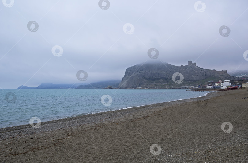 Скачать Пустой пляж в бухте небольшого курортного городка в Крыму. фотосток Ozero