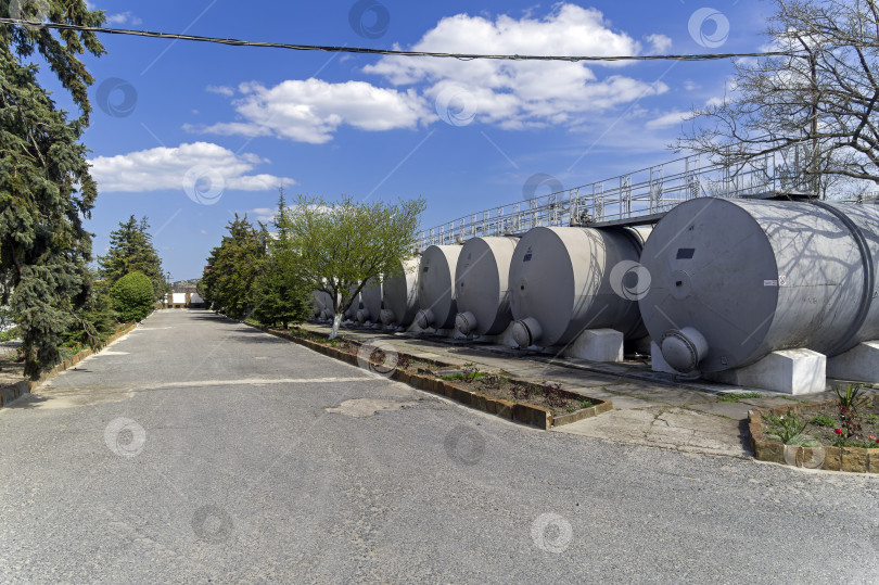 Скачать Емкости для винодельческого сырья. фотосток Ozero