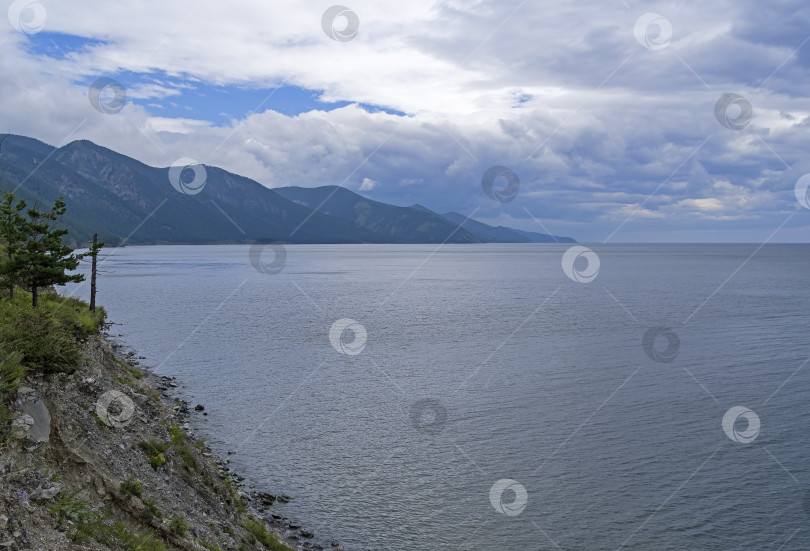 Скачать Красивые облака над озером Байкал и прибрежными горами. фотосток Ozero