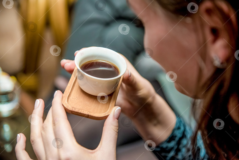 Скачать Ароматный полезный чай в стеклянной кружке, заваренный в заварочном чайнике, кафе индийской кухни фотосток Ozero
