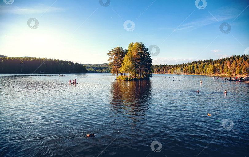 Скачать Прекрасный вид на озеро  в Осло. Отражения и солнце фотосток Ozero