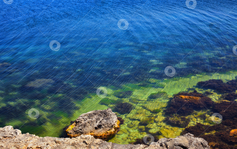 Скачать красивый морской пейзаж с камнями и бирюзовой водой фотосток Ozero