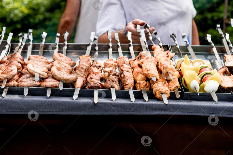 Скачать Мясной шашлык на шпажке, приготовленный на открытом воздухе на гриле, обед в мясном ресторане фотосток Ozero