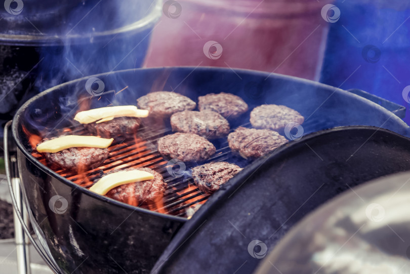 Скачать Котлета из бифштекса на гриле, барбекю на ужин мясное блюдо в ресторане фотосток Ozero