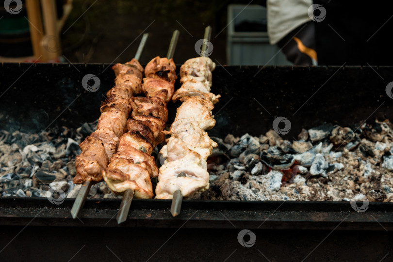 Скачать Мясной шашлык на шпажке, приготовленный на открытом воздухе на гриле, обед в мясном ресторане фотосток Ozero