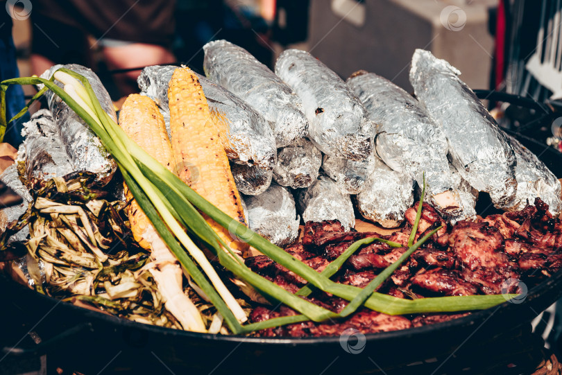 Скачать Кукуруза и мясо на гриле, барбекю на открытом воздухе, пикник на свежем воздухе фотосток Ozero