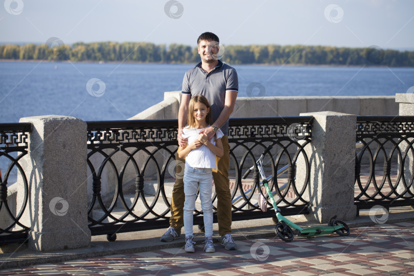 Скачать Портрет молодого отца с дочерью фотосток Ozero
