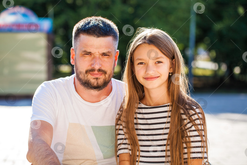 Скачать Портрет девочки-подростка в полосатом платье фотосток Ozero