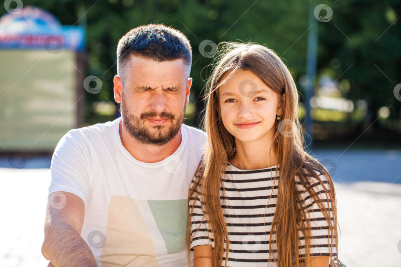 Скачать Портрет девочки-подростка в полосатом платье фотосток Ozero