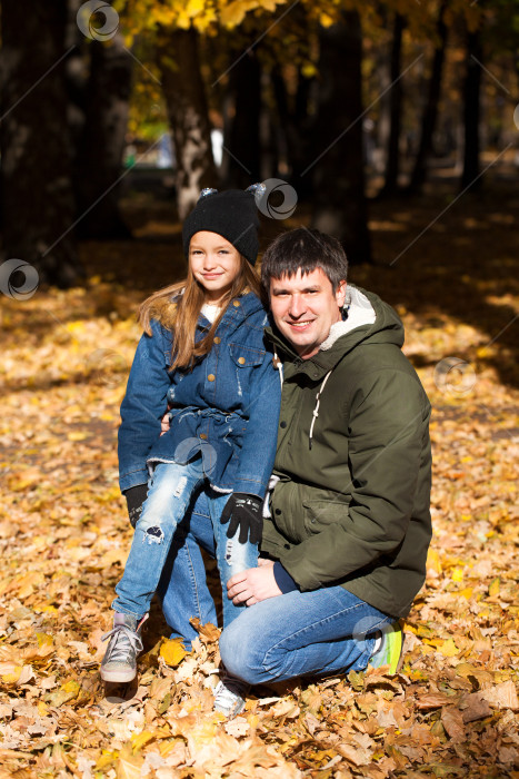 Скачать Отец и маленькая дочь в осеннем парке фотосток Ozero
