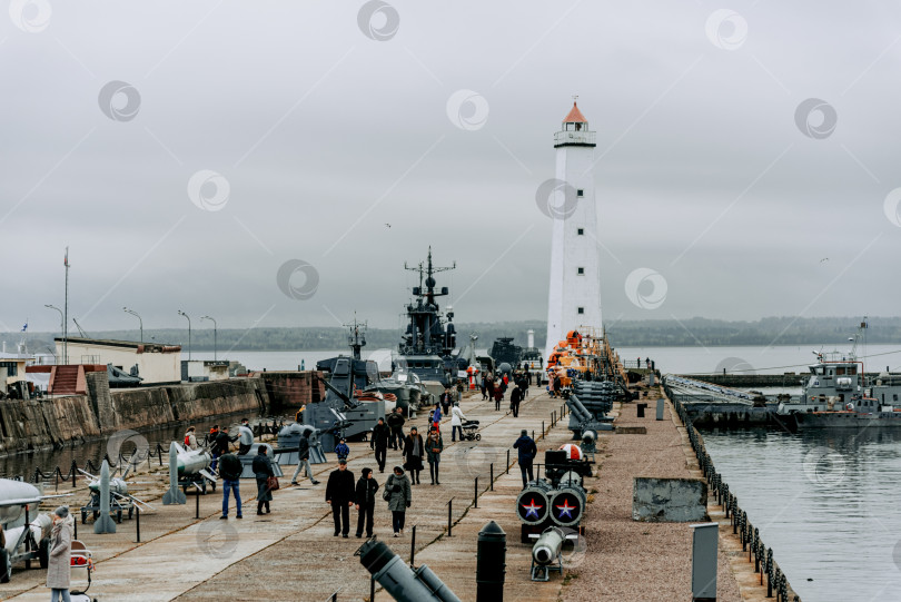 Скачать Санкт-Петербург, Россия, 30 октября 2020 года, Люди идут по пешеходной улице фотосток Ozero