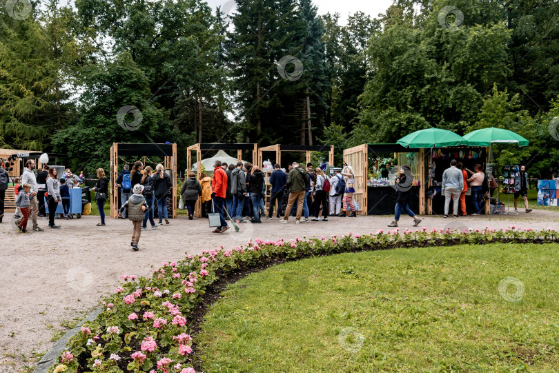 Скачать Санкт-Петербург, Россия, 7 июля 2019 года, люди прогуливаются по аллее городского парка фотосток Ozero