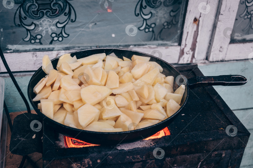 Скачать Картофель, обжаренный на сковороде, кухня в лагере бедных беженцев фотосток Ozero