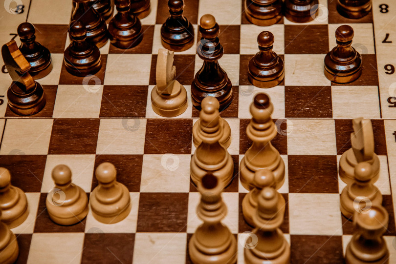 Скачать Шахматная доска с шахматными фигурами, вид сверху, настольная игра для двоих фотосток Ozero