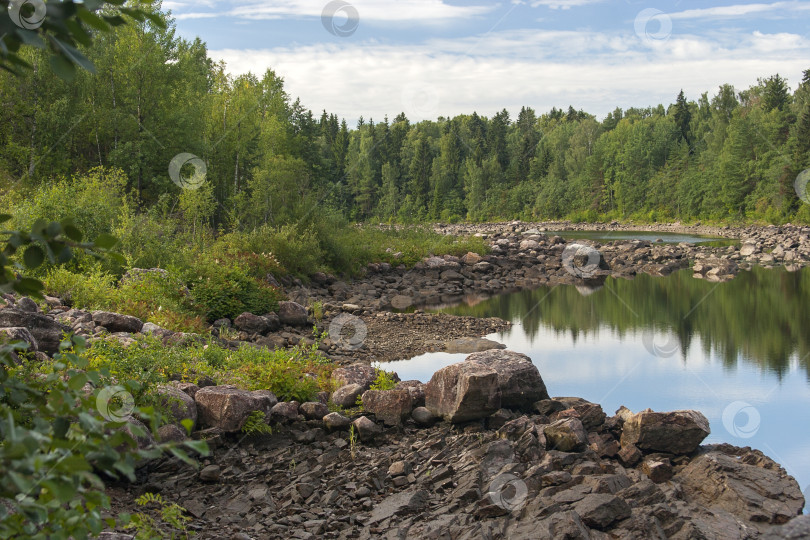 Скачать Скалистый пейзаж в городе Иматра (Финляндия, Суоми) летним днем фотосток Ozero