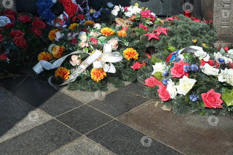 Скачать Мемориал Славина в память о погибших солдатах Советской Армии в Братиславе (Словакия). Памятные венки с надписью "От братьев-словаков" фотосток Ozero