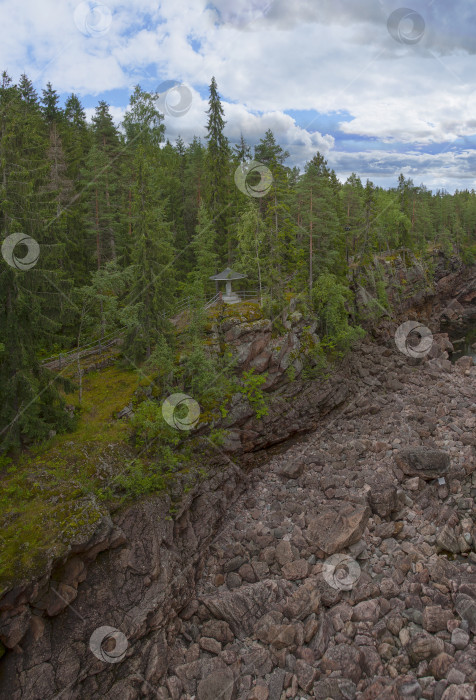 Скачать Скалистый пейзаж в городе Иматра (Финляндия, Суоми) летним днем фотосток Ozero