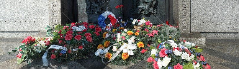 Скачать Мемориал Славина в память о погибших солдатах Советской Армии в Братиславе (Словакия). Памятные венки с надписью "От братьев-словаков" фотосток Ozero
