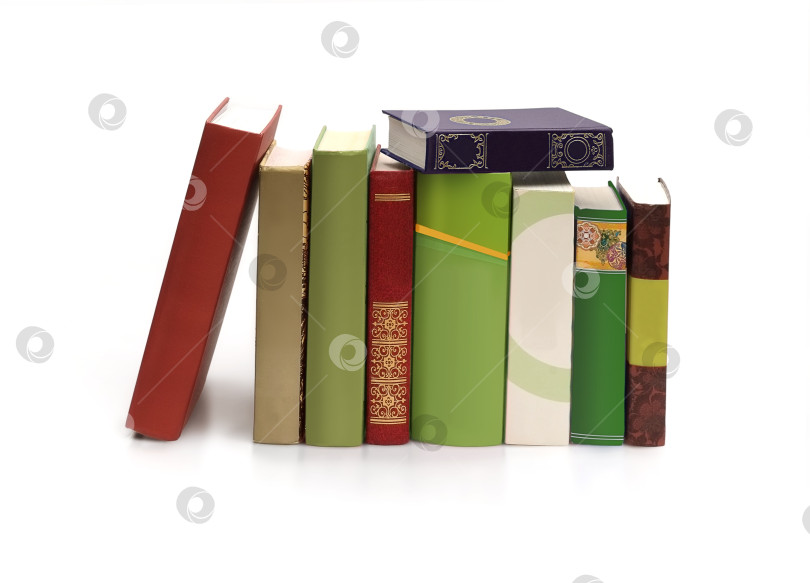 Скачать Стопка книг в цветных обложках с белыми листами, выделяющимися на белом фоне фотосток Ozero