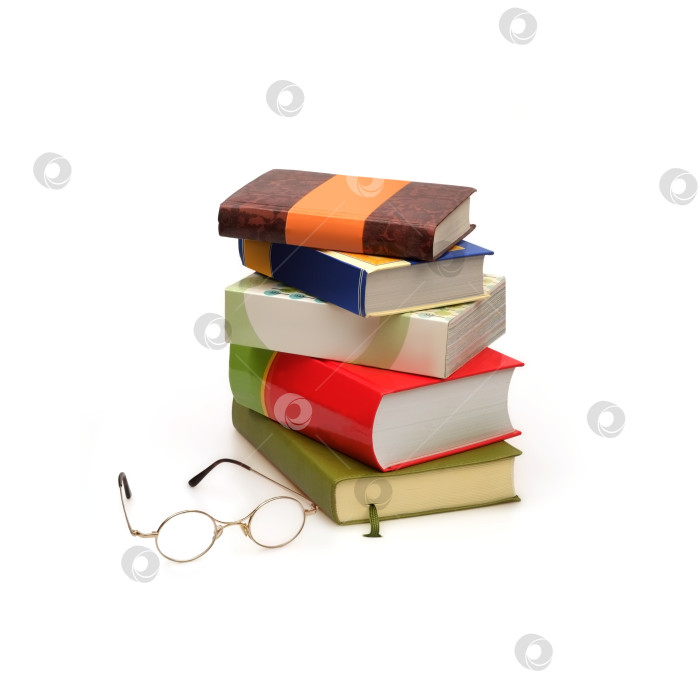 Скачать Стопка книг в цветных обложках с белыми листами, выделяющимися на белом фоне фотосток Ozero