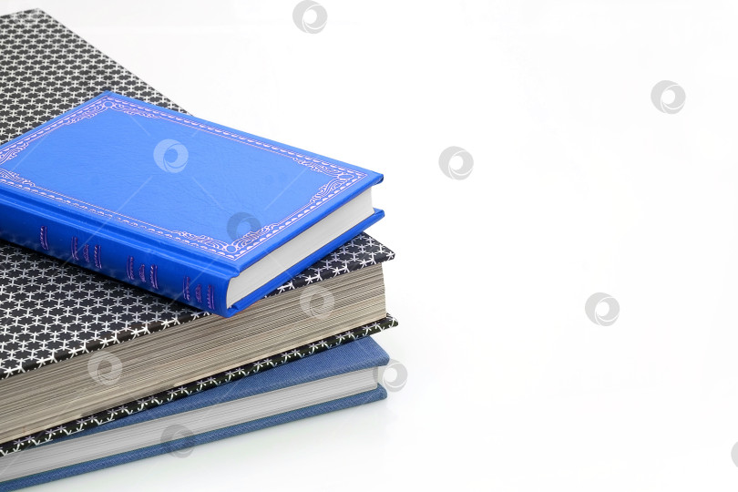 Скачать Стопка книг в цветных обложках с белыми листами, выделяющимися на белом фоне фотосток Ozero