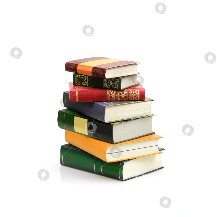 Скачать Стопка книг в цветных обложках с белыми листами, выделяющимися на белом фоне фотосток Ozero