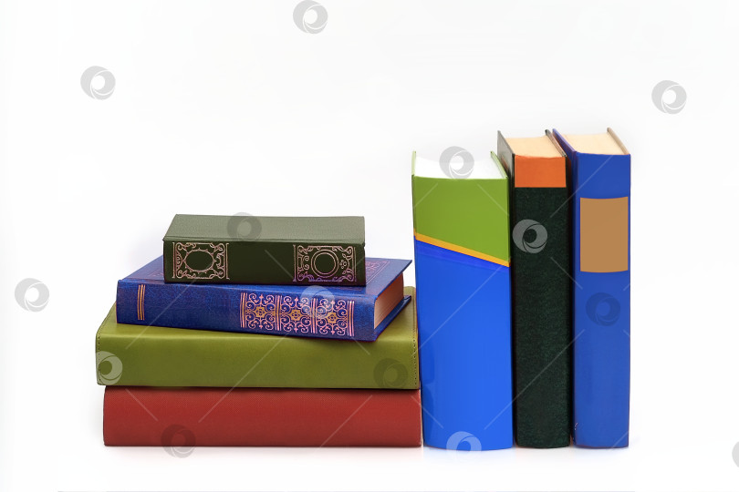Скачать Стопка книг в цветных обложках с белыми листами, выделяющимися на белом фоне фотосток Ozero