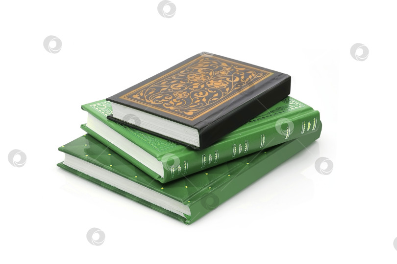 Скачать Стопка книг в цветных обложках с белыми листами, выделяющимися на белом фоне фотосток Ozero