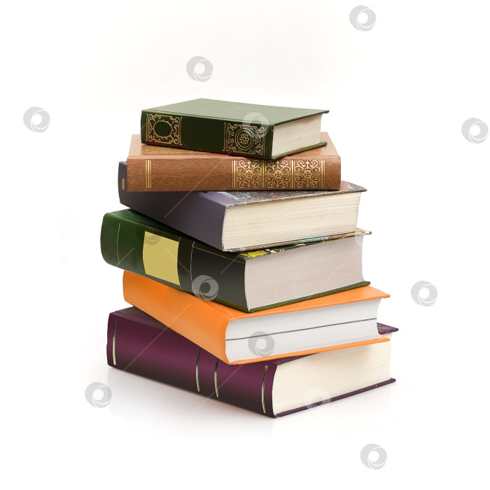 Скачать Стопка книг в цветных обложках с белыми листами, выделяющимися на белом фоне фотосток Ozero