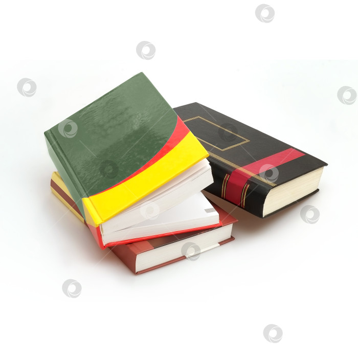 Скачать Стопка книг в цветных обложках с белыми листами, выделяющимися на белом фоне фотосток Ozero