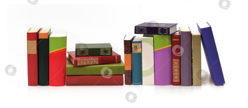 Скачать Стопка книг в цветных обложках с белыми листами, выделяющимися на белом фоне фотосток Ozero
