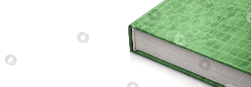 Скачать Книга в цветной обложке с белыми листами, выделенными на белом фоне фотосток Ozero