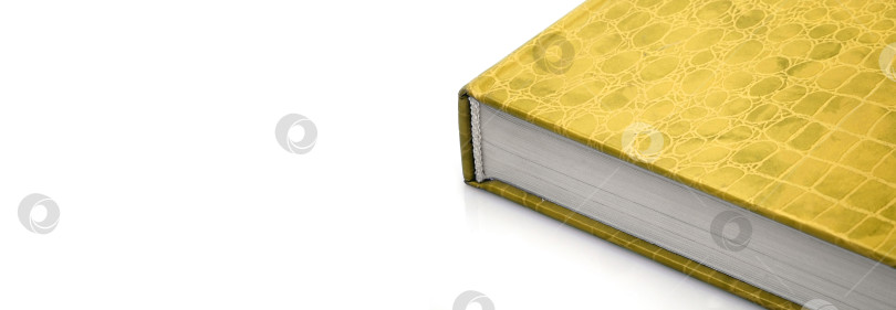 Скачать Книга в цветной обложке с белыми листами, выделенными на белом фоне фотосток Ozero