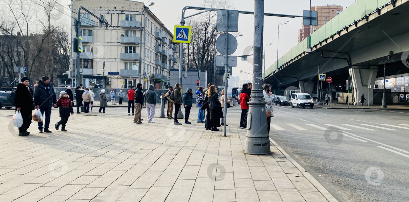 Скачать Пешеходный переход к ТРЦ "Щёлковский". г. Москва, Россия, март 2025 г. фотосток Ozero