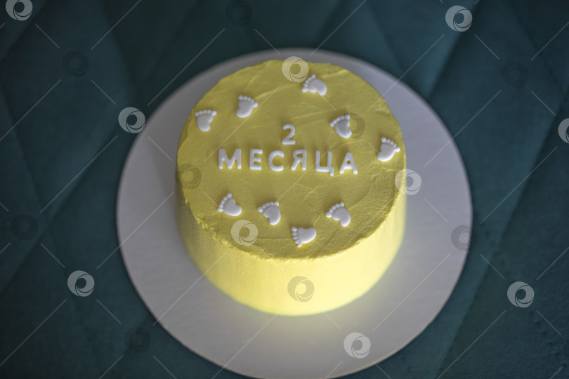Скачать 2 месяца (надпись на русском языке) детскому желтому домашнему торту фотосток Ozero