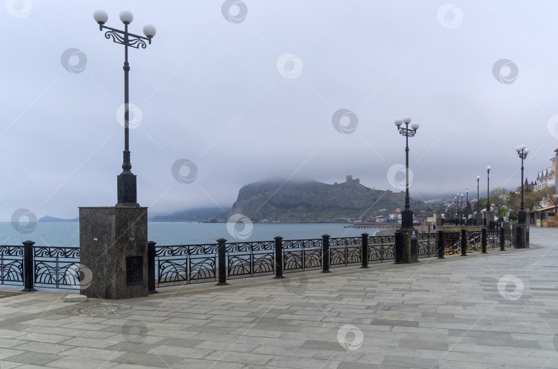 Скачать Пустая набережная в маленьком курортном городке. Крым. фотосток Ozero