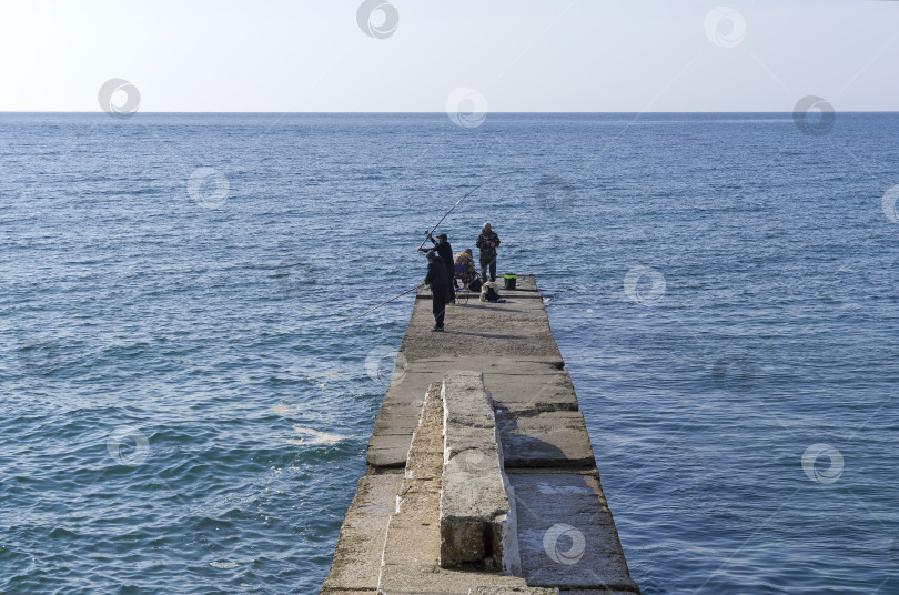 Скачать Морская рыбалка. Рыбаки на лодке. фотосток Ozero