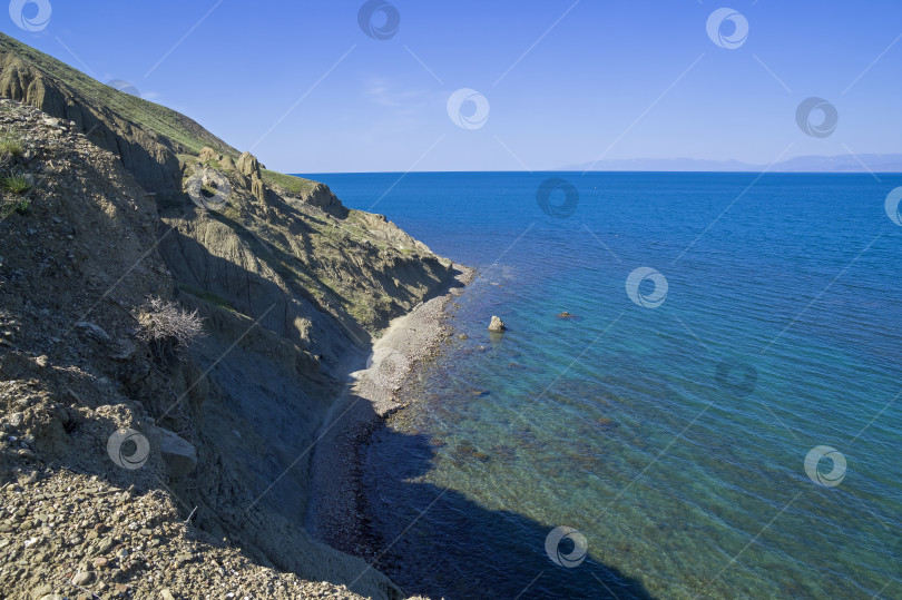 Скачать Следы эрозии почвы и выветривания на склоне горы. фотосток Ozero