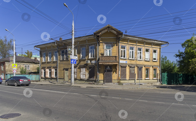 Скачать Старый деревянный дом в центре Иркутска, Россия. фотосток Ozero