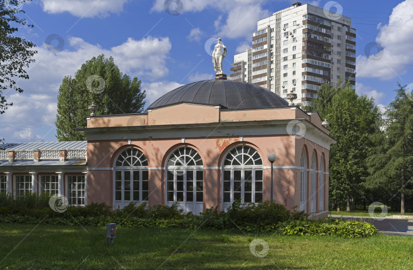 Скачать Старое хозяйственное строение в парке. Москва. фотосток Ozero