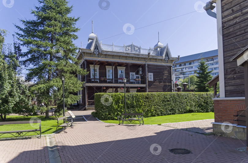 Скачать Старый деревянный дом, отреставрированный. Иркутск, Россия фотосток Ozero