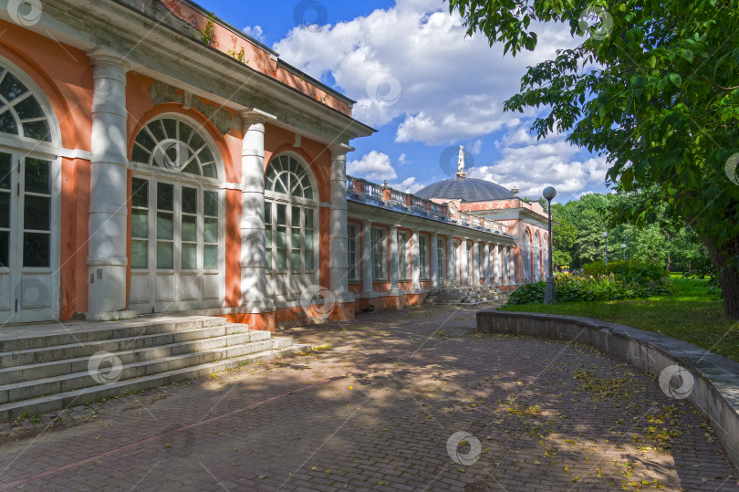 Скачать Старое хозяйственное строение в парке. Москва. фотосток Ozero